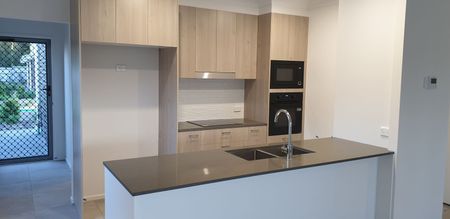 ULTRA MODERN LUXURY 4 BEDROOM TOWNHOUSE with DUCTED AIR-CON - Photo 3