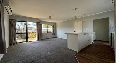 Spacious 3-Bedroom Home for Rent in Otahuhu, Auckland - Photo 2
