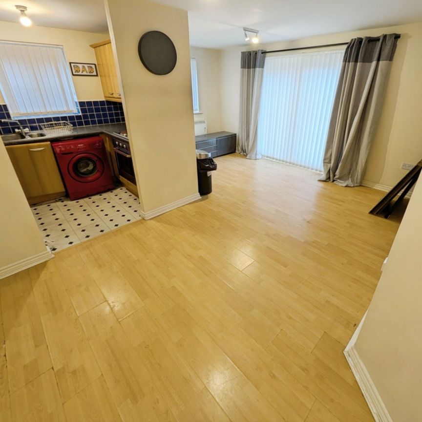 2 bedroom Flat To Let - Photo 1