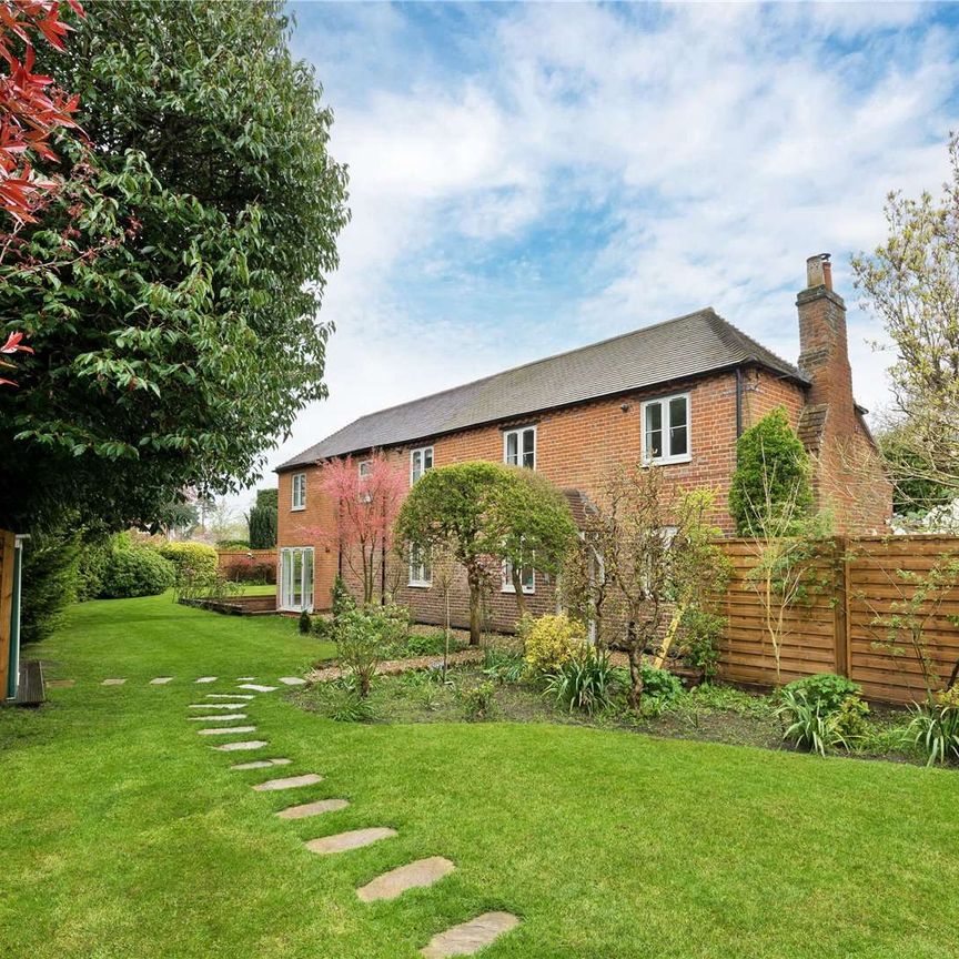 A beautiful five bedroom detached cottage with a separate studio annexe. - Photo 1