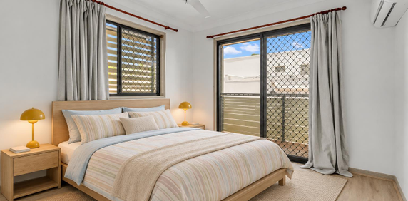 Perfectly positioned townhouse with solar power! - Photo 2