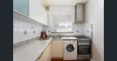 Quiet Convenience, Moments to Glenferrie - Photo 5