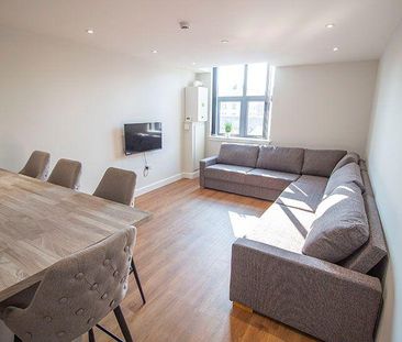 8 bedroom flat to rent - Photo 1