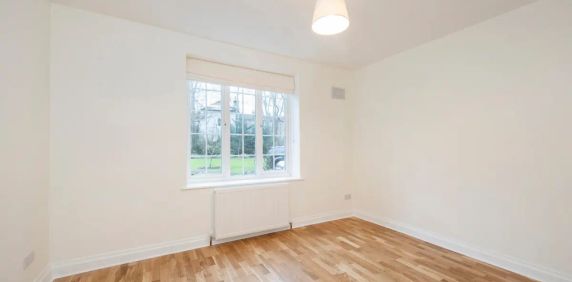 2 bedroom flat in Park Road - Photo 2