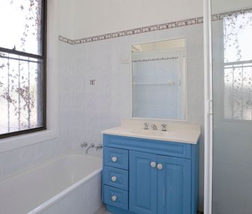 Neat 2 bedroom Unit - **Entrance is through Ewart Lane** - Photo 3