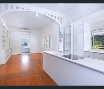 Rare Inner-City Acreage - Renovated Home on 3,791m² - Photo 3