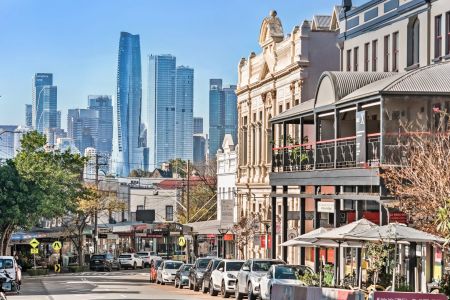 Charming Ground Floor - 2 Bedroom Apartment in Ultra Convenient Location - Photo 3