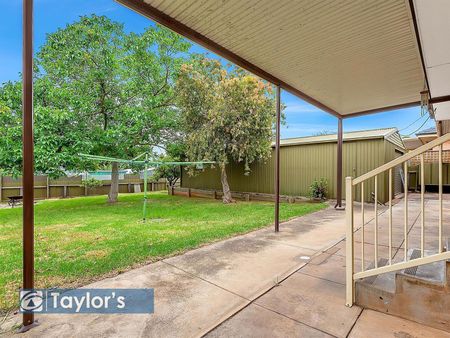 CONVENIENTLY LOCATED UPDATED FAMILY HOME - Photo 2