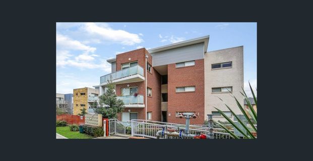 Walk to Light Rail and Local Shops! Prime Location! Floorboards throughout! - Photo 1