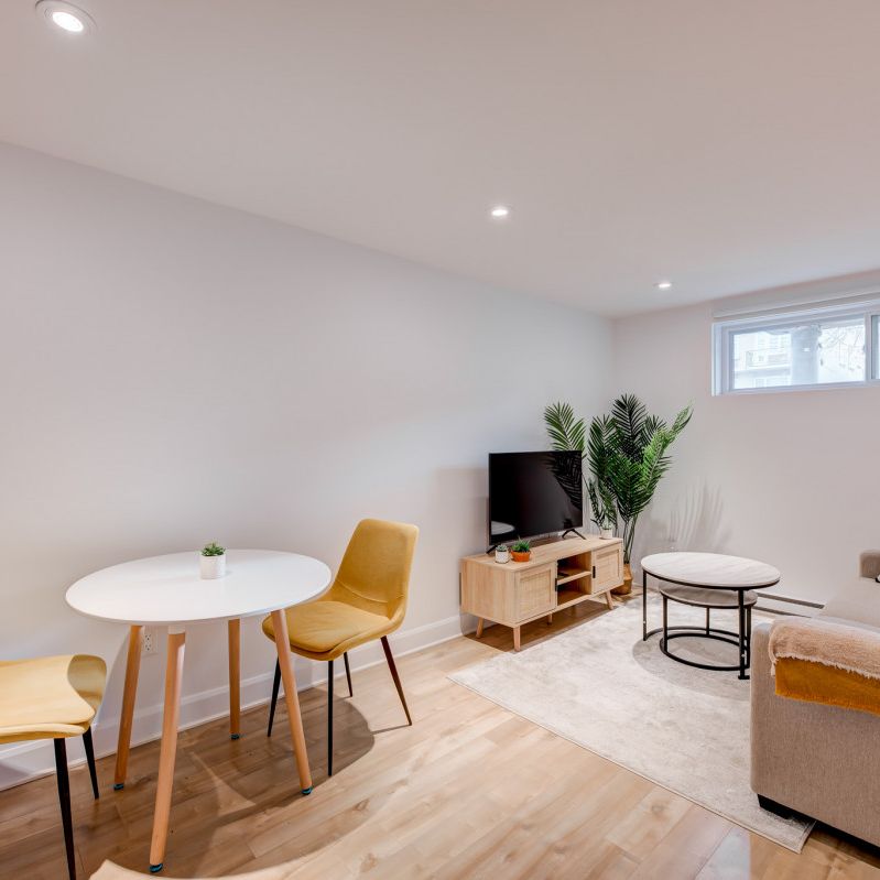 5489 Avenue Coolbrook, #A - Photo 1