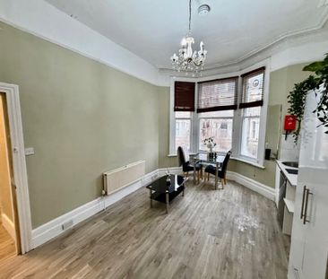 1 Bed Flat, Matheson Road, W14 - Photo 2