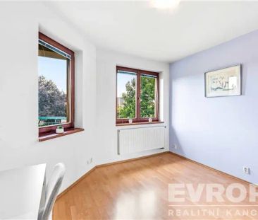 Pronájem útulného bytu 2+kk s balkonem a parkovacím stáním – Velké ... - Photo 3