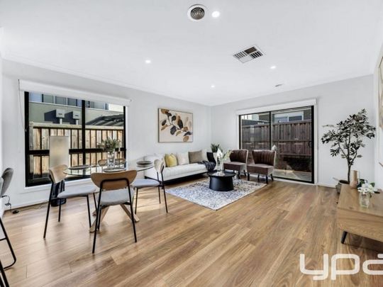 Experience Elegant and Luxurious Family Living in Clyde - Photo 1