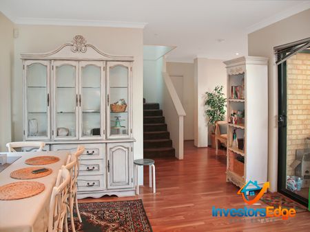 AMAZING TOWNHOUSE - Photo 2