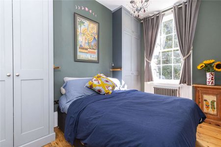 Well proportioned and beautifully presented period Barnsbury house on an attractive terrace over looking a park and with elevated westerly views over London. - Photo 2