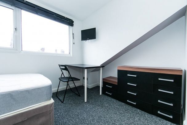 School View, Hyde Park, Leeds - Photo 1