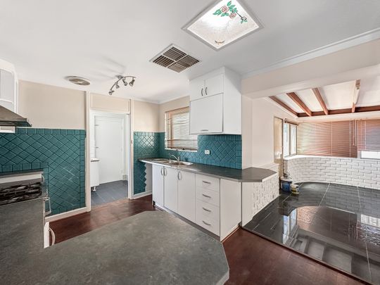 Spacious 3-Bedroom Home in Prime Kelmscott Location! - Photo 1