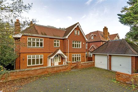 A stunning gated family home with off-street parking and generous gardens backing on to Richmond Park. - Photo 4