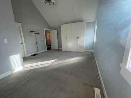 Beautiful Contemporary Upper House/Three Bedrooms Plus Den - Photo 4