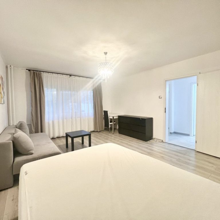 Garsoniera spatioasa in zona Decebal - Piata Alba Iulia - Fotografie 1