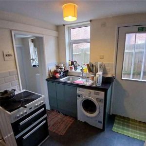 Epsom, Surrey, KT18 - Photo 2