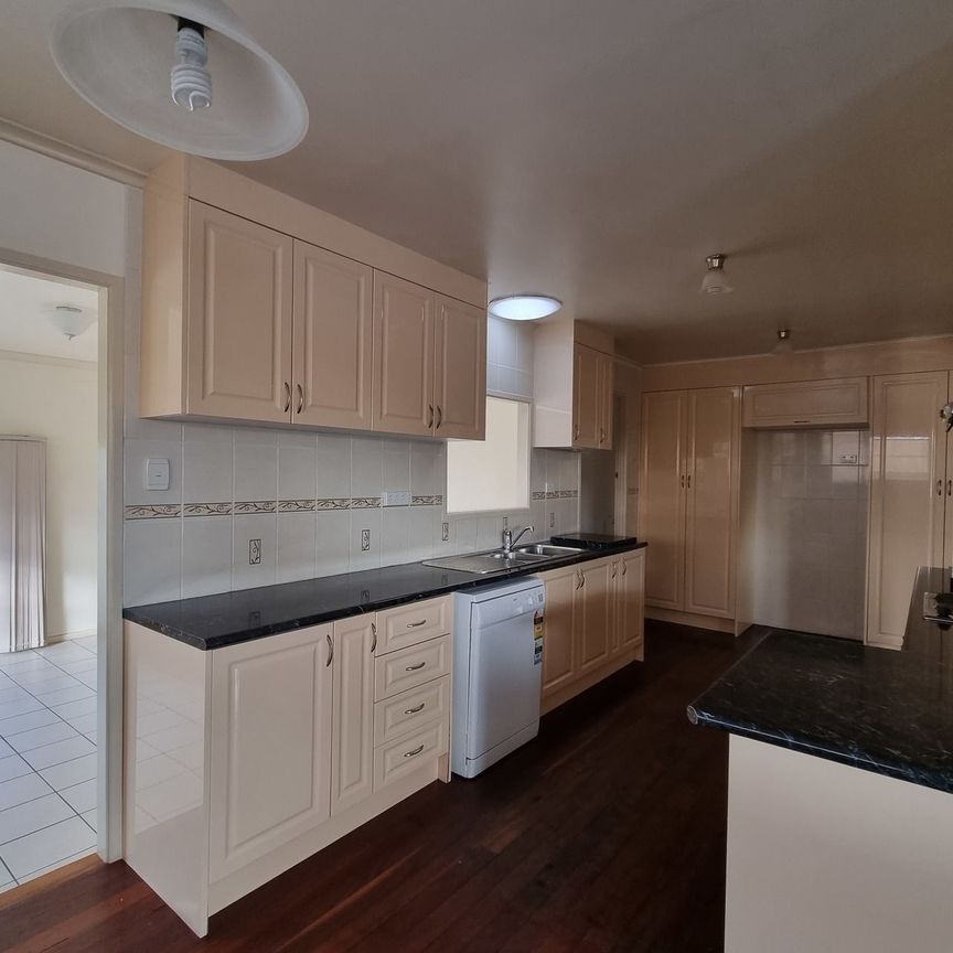 Spacious 3 bed home - Photo 1