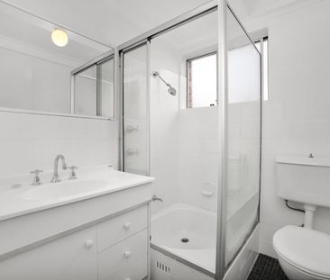 CENTRAL CBD, MASSIVE ENTERTAINING BALCONY! - Photo 2