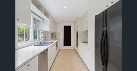 Unique Eastern Hill garden apartment with huge courtyard - Photo 5