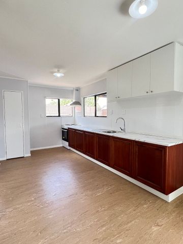 Sunny & Renovated 2-Bedroom Home – Private Backyard in Papakura - Photo 5