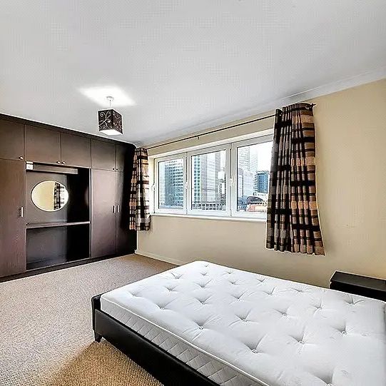 3 bedroom flat in London - Photo 1