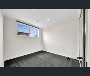 Modern 3-Bedroom nearly new House with all upgrades! - Photo 3