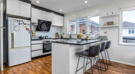 Family-Friendly Living with Double Carport - Mount Roskill - Photo 5