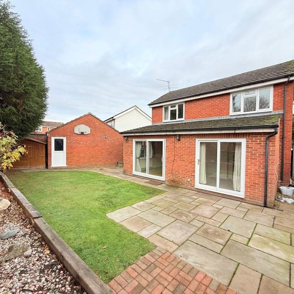 Morton Close, Camberley - 3 bedrooms Property for lettings - Seymours - Photo 1