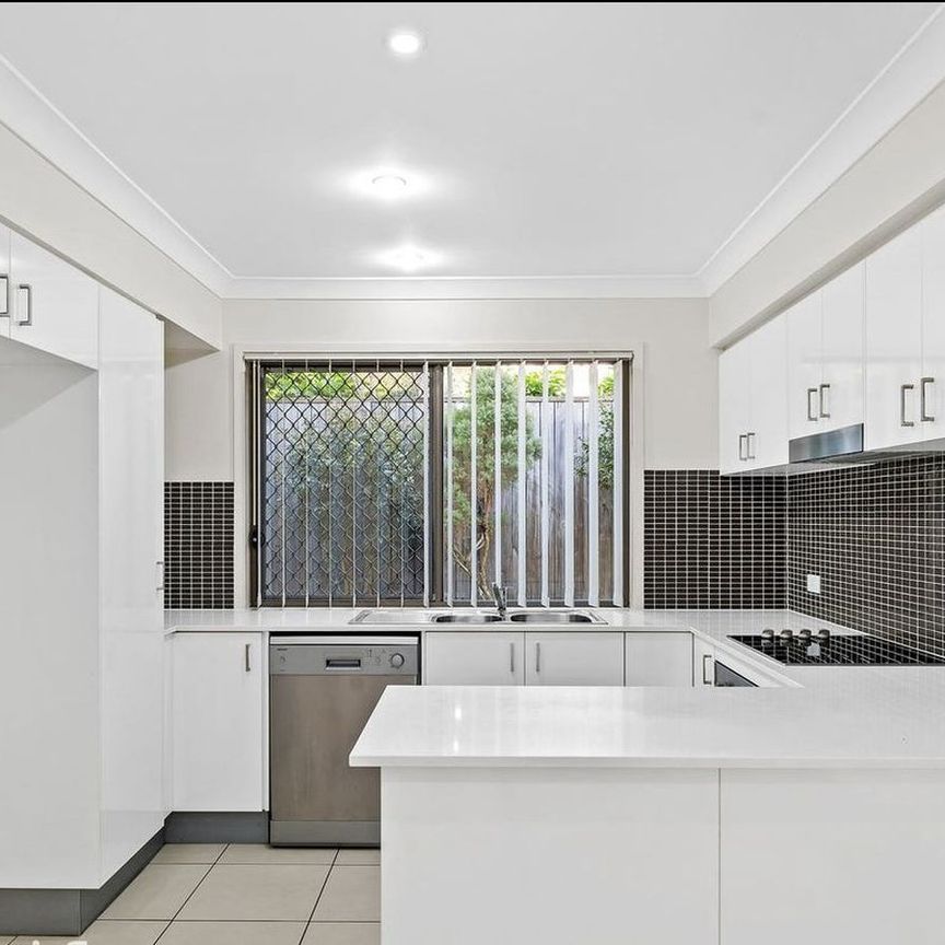 Stylish Townhouse Living in Calamvale - Photo 1