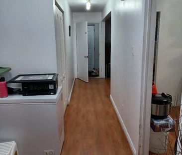 4 1/2 bien éclairé un stationnement entre laveuse sécheuse propre l... - Photo 4