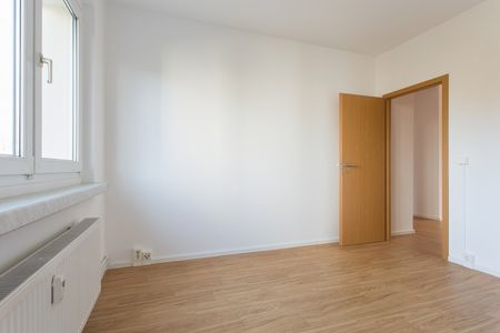 Sehr schön: 2 Bäder, 3 Zimmer, Küche mit Fenster und großer Abstellraum in der Wohnung - Photo 3