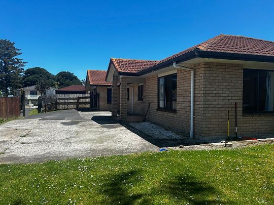 Charming 4BR Family Home in Clendon Park - Photo 1