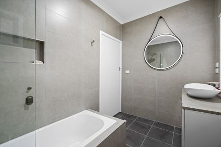 986 Wewak Street, North Albury NSW 2640 - House For Rent | Domain - Photo 5