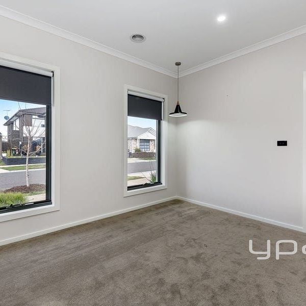 16 Adlington Avenue, GREENVALE - Photo 1