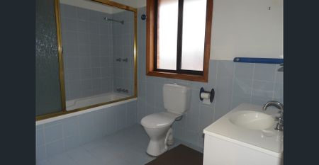 Tidy 3 bedroom Townhouse - Photo 5