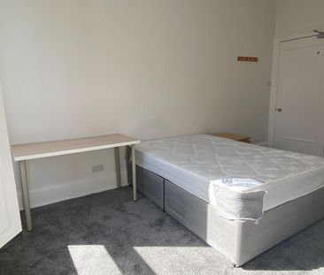 3 bedroom flat to rent - Photo 5