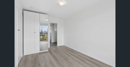 Renovated One Bedroom Unit in Security Block - Photo 3