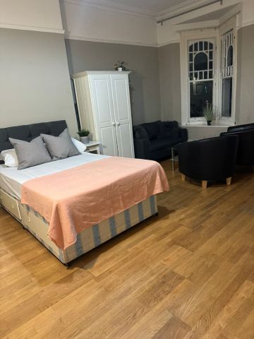 Studio Flat, Bedford Hill, SW12 - Photo 4