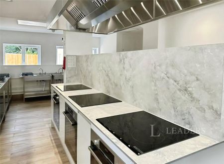 1 bedroom in a house share to rent - Photo 2