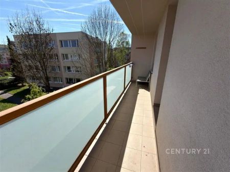 Moderní byt po rekonstrukci, s velkou lodžií - Photo 4