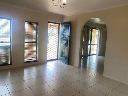 Charming 3-Bedroom Family Home in South Mackay – Comfort Meets Convenience! - Photo 4