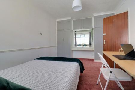 4 bedroom semi-detached bungalow to rent - Photo 5