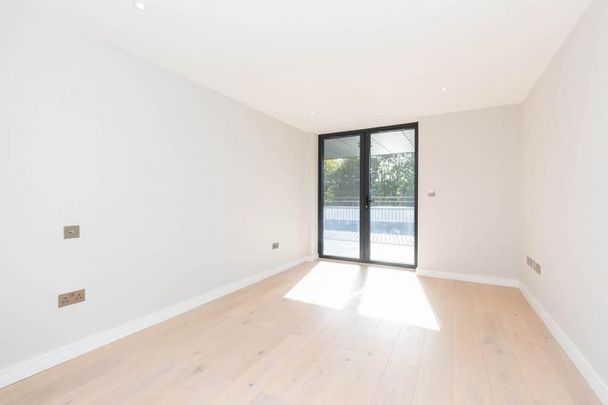 1315sqft 3 bed 3 bath apartment with a huge private roof terrace - Photo 1