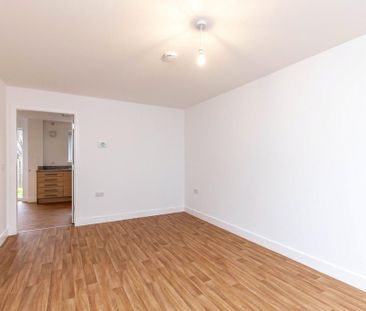 4 bedroom detached house to rent - Photo 2