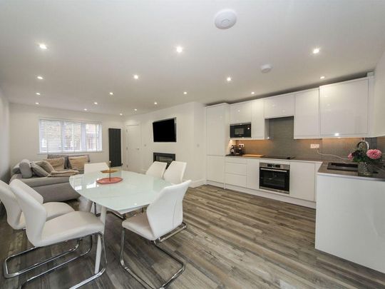 3 bedroom flat to rent - Photo 1